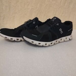 On Cloud Running Men's Black and White Athletic Shoes Size 11.5